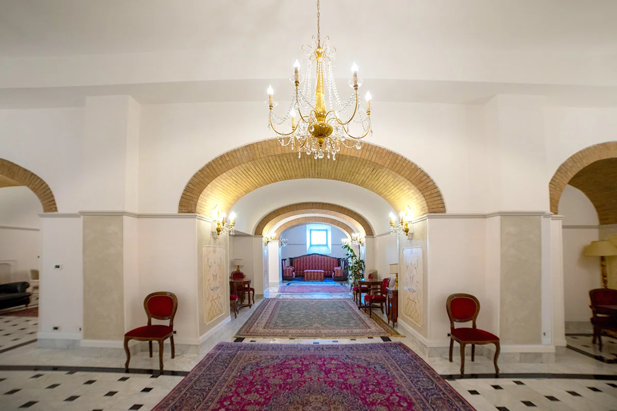 Foyer elegante per desk accoglienza, esposizioni e coffee break